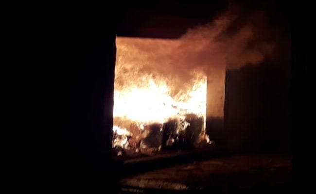 सिमडेगा मार्केट कांप्लेक्स स्थित मुस्कान साड़ी सेंटर में भीषण आग, लाखों की संपत्ति जलकर खाक