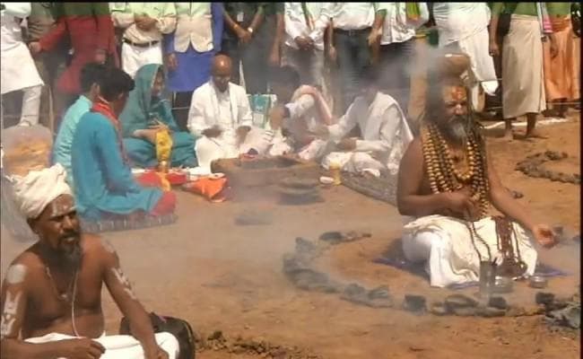 दिग्विजय सिंह के पक्ष में ''हठ योग'' कर फेंसे कंप्यूटर बाबा, भोपाल डीएम ने दिये जांच के आदेश