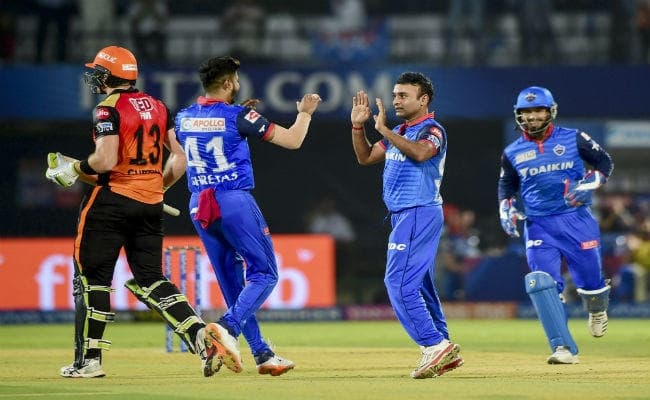 अमित मिश्रा आईपीएल में ''ऑब्सट्रक्टिंग ऑफ द फील्ड'' होने वाले दूसरे खिलाड़ी बने