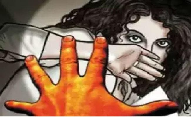 पति के सामने पत्‍नी से सामूहिक दुष्कर्म, मुख्य आरोपी अब भी पुलिस की पकड़ से बाहर