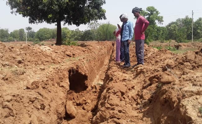 सप्लाई पानी का पाइप लाइन बिछाने के लिए खोदे गये गड्ढे में गिरकर छात्र की मौत, चचेरा भाई घायल