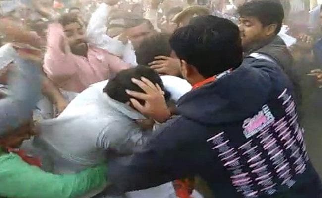 दुष्कर्म के आरोपी मुर्गी व्यवसायी पर बरसे लाठी-चप्पल