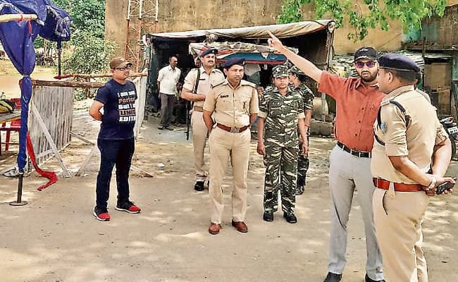 रांची : डीसी ने स्ट्रांग रूम में सुरक्षा व्यवस्था का लिया जायजा