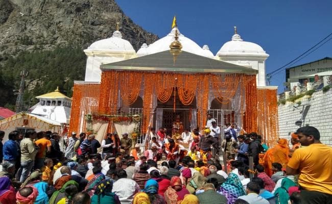 चारधाम यात्रा: बदरीनाथ धाम के खुले कपाट, दर्शन के लिए उमड़ी भक्तों की भीड़
