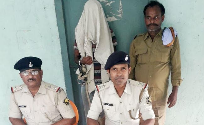 जेवर व्यवसायी हत्याकांड में टीपीसी का पूर्व सदस्य गिरफ्तार, देसी रिवॉल्वर, दो जिंदा कारतूस बरामद