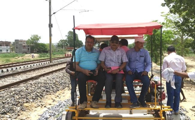 बोकारो : वन विभाग के सीएफ ने लिया रेलवे ट्रैक में निर्माणाधीन अंदरपास व ओवरपास का जायजा