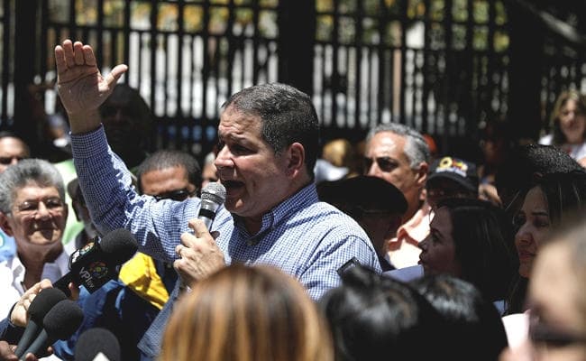 वेनेजुएला का वांछित विपक्षी सांसद कोलंबिया पहुंचा