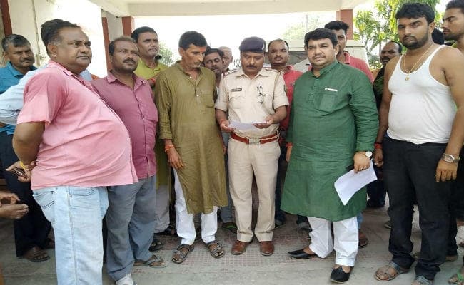 BJP नेता के घर चल रहे अष्टयाम में अपराधी ने मचाया उत्पात, RJD को वोट नहीं देने पर पूरे परिवार को दी मारने की धमकी, VIDEO