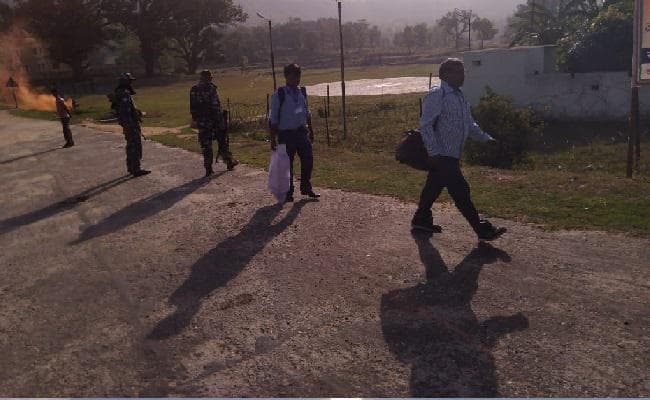 नक्सल प्रभावित झुमरापहाड़ में हेलीकॉप्टर से पहुंचे मतदानकर्मी, सुरक्षा के पुख्ता इंतजाम