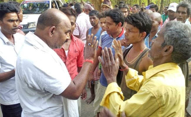 सिमडेगा : ग्रामीणों ने बकरी चोर को रंगे हाथों पकड़ा, जमकर की धुनाई