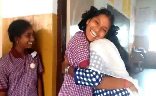 छात्राओं का मनोबल बढ़ाने के लिए रोजाना ''जादू की झप्पी'' देती हैं प्रधानाध्यापिका