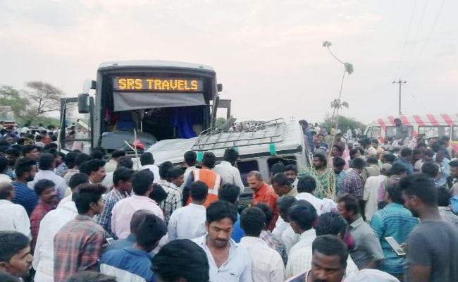 आंध्र प्रदेश में बस और जीप के बीच भीषण टक्कर, शादी से लौट रहे 14 लोगों की मौत