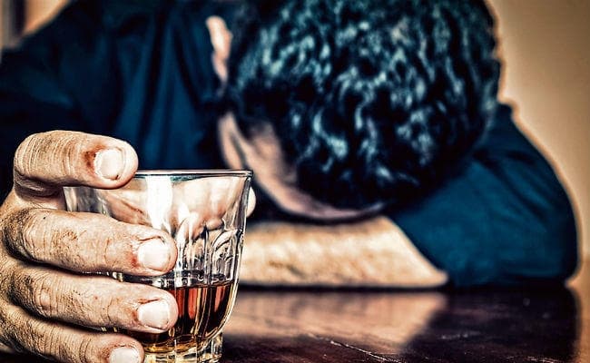 तेजी से बढ़ती शराब की खपत, बर्बादी की वजह बनता अलकोहल