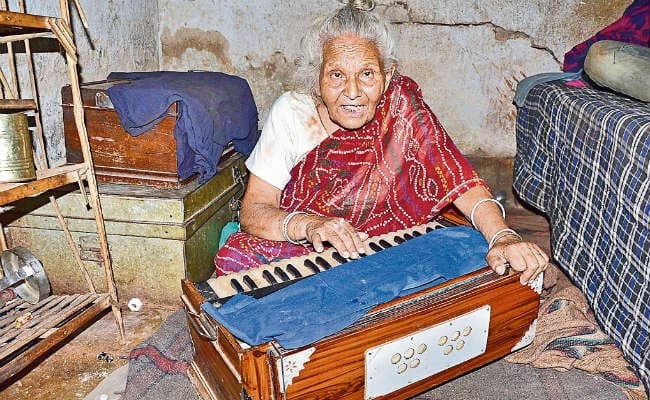 मदर्स डे आज : पढ़ें एक मां के संघर्ष की कहानी, सब कुछ छीन लिया, पर मेरा कंठ मेरे साथ है