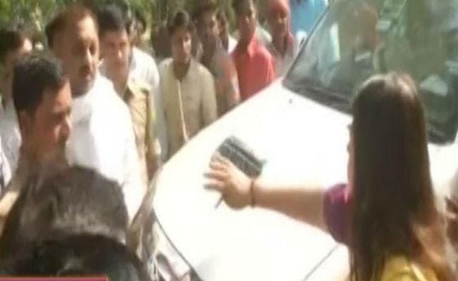 VIDEO: सुल्तानपुर में महागंठबंधन उम्मीदवार से बोलीं मेनका गांधी- यहां दबंगई नहीं चलेगी