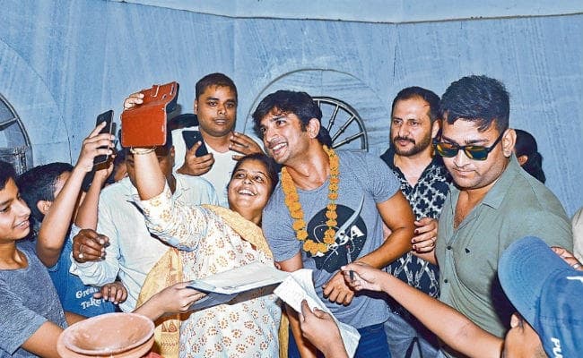 बोले फैंस- ए सुशांत भैया, एगो फोटूआ खिंचबावऽ ना...