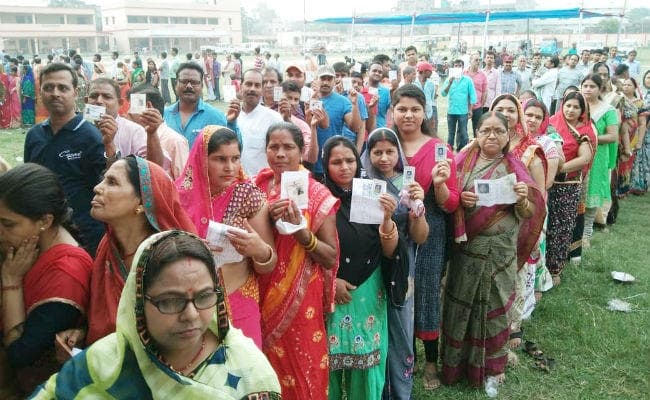 पश्चिम चंपारण लोकसभा सीट : मतदाताओं का उमड़ा हुजूम, ईवीएम खराब होने से कई जगहों पर मतदान बाधित