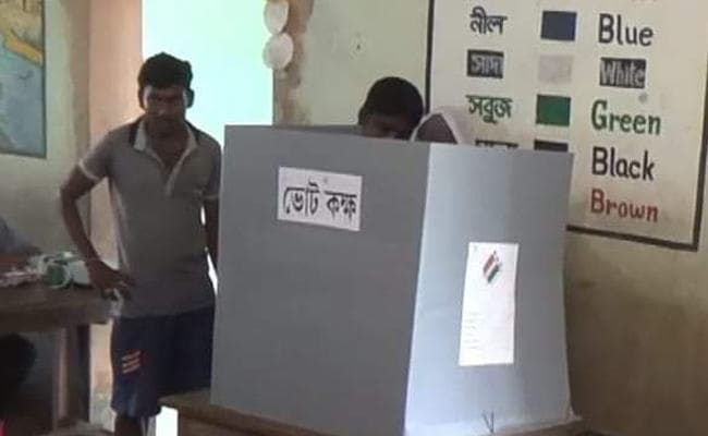 Voting Round 6 LIVE : पुरुलिया के बलरामपुर में तृणमूल-भाजपा के बीच संघर्ष, 80% मतदान