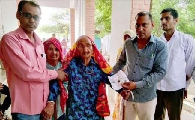 उम्रदराज मतदाताओं ने मतदान करते समय दिखाया युवाओं जैसा उत्साह