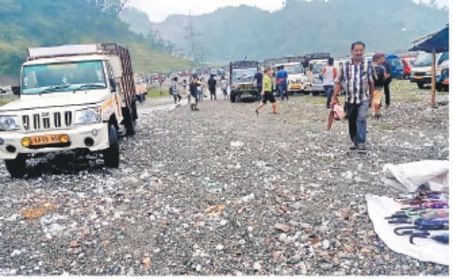आंधी-तूफान ने मचायी तबाही : बस्ती के कई घर क्षतिग्रस्त पंचायत सदस्य ने की मुआवजे की मांग