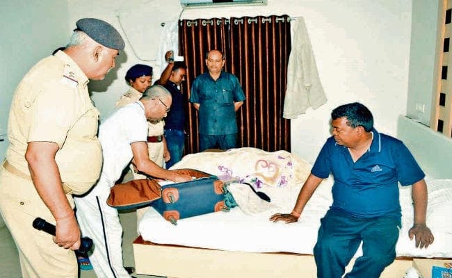 कसमार : चंद्रप्रकाश और लंबोदर की गाड़ी पर पथराव