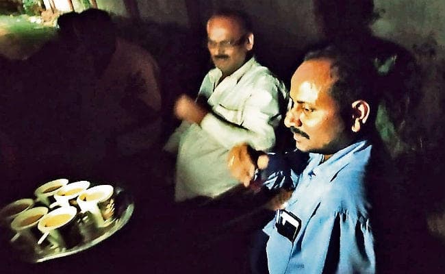 रांची : बिजली व्यवस्था चरमरायी, जेई और दो लाइनमैन को ग्रामीणों ने बंधक बनाया