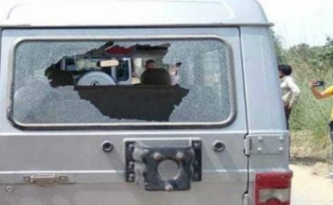 नरकटियागंज में भाजपा सांसद को भीड़ ने बंधक बनाया, गाड़ियां तोड़ीं