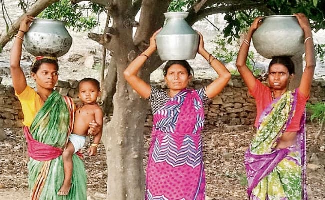 पेयजल समस्या से जूझ रहा है सिमडेगा का एक गांव, रहते हैं झारखंड में, पानी लाते हैं ओड़िशा से