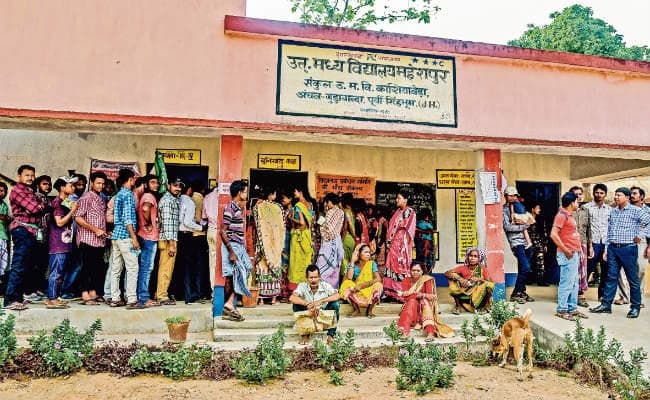 पूर्वी सिंहभूम : जिन इलाकों में कभी गरजती थी बंदूकें, आज गर्व से अंगुली की ब्लू इंक दिखा रहे लोग