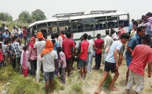 बिहार : सीवान में तेज रफ्तार बस अनियंत्रित होकर पलटी, 6 की मौत, दो दर्जन से अधिक घायल