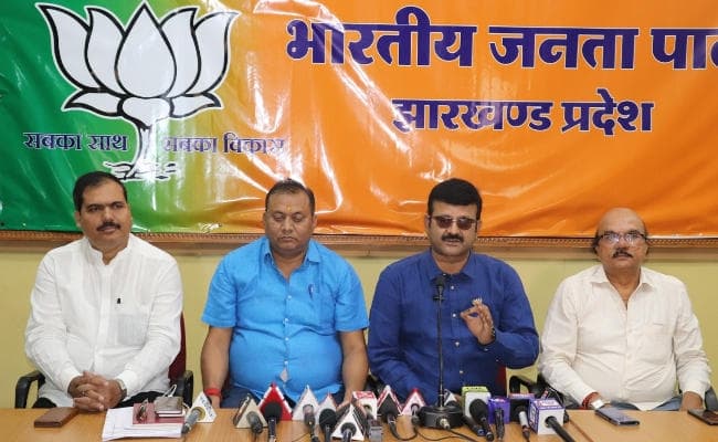 भाजपा ने जारी किया संथाल परगना का रिपोर्ट कार्ड, कहा : झामुमो का हो जायेगा सूपड़ा साफ