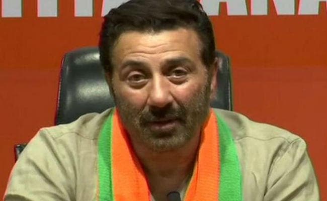 सनी देओल की गाड़ी का एक्सीडेंट, बाल-बाल बचे अभिनेता