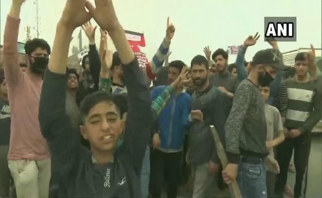 जम्मू-कश्मीर : तीन साल की बच्ची  से बलात्कार के विरोध में प्रदर्शन