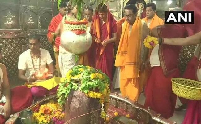 प्रियंका ने महाकालेश्वर मंदिर में पूजा-अर्चना करने के बाद किया रोड शो