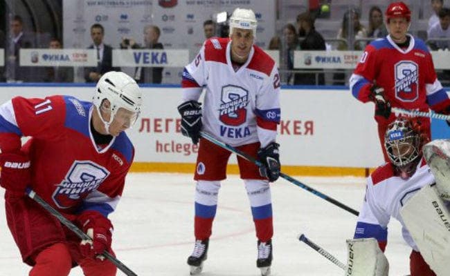 VIDEO : व्‍लादिमीर पुतिन ने खेला ‘सद्भावना हॉकी मैच'', मुंह के बल गिरे