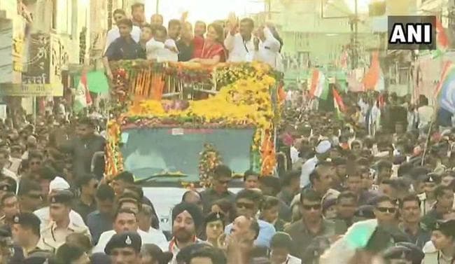 प्रियंका ने इंदौर में किया रोड शो, भाजपा के 30 साल पुराने गढ़ को भेदने की कवायद
