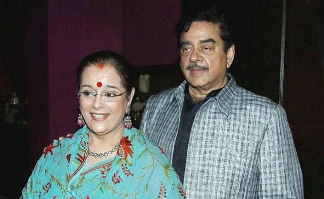 पटना सिटी : पति शत्रुघ्न सिन्हा की जीत के लिए पूनम सिन्हा ने गुरुघर में टेका मत्था