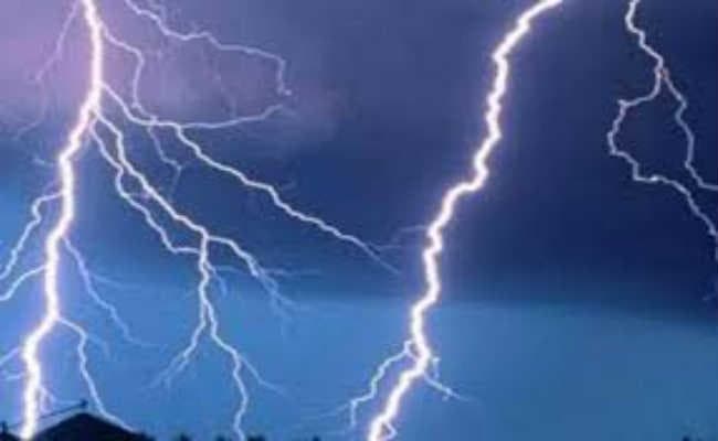 वज्रपात से दो लोग घायल