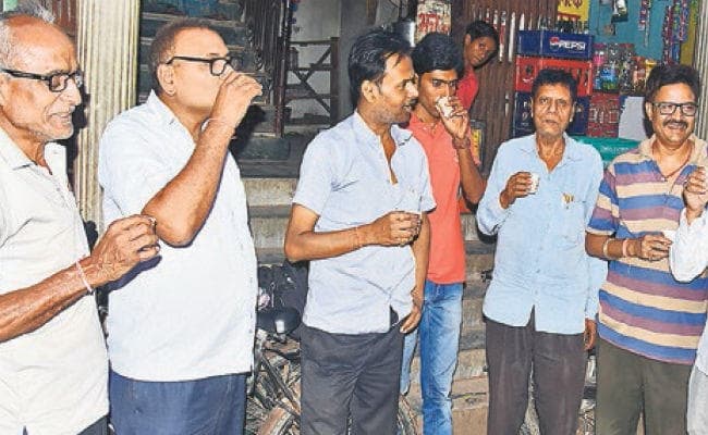 मुजफ्फरपुर : किसी को राष्ट्र सम्मान का गुमान, तो कोई नेताओं की भाषा से है आहत