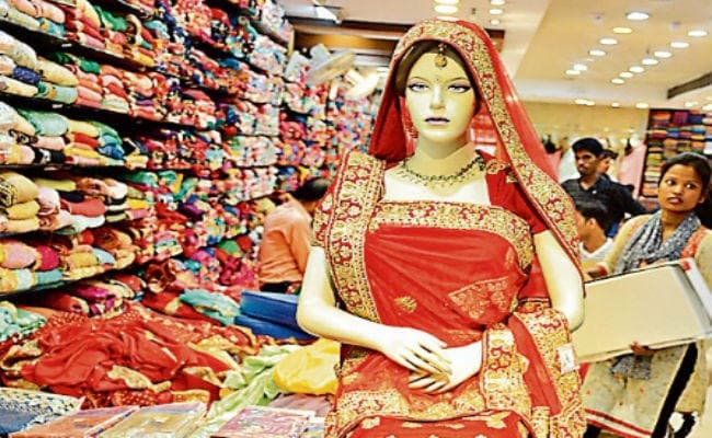 शादी सीजन: दीपिका और अनुष्का का लुक अपना रहीं दुल्हनें, दूल्हे की शेरवानी भी खास