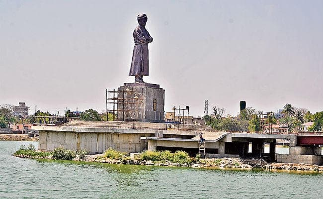 रांची : बड़ा तालाब में स्वामी विवेकानंद की प्रतिमा का अनावरण कर छोड़ दिया सौंदर्यीकरण का काम