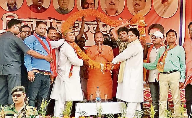 बरहेट/महेशपुर : झामुमो नहीं चाहता शिक्षित व सक्षम हो आदिवासी समाज : रघुवर दास