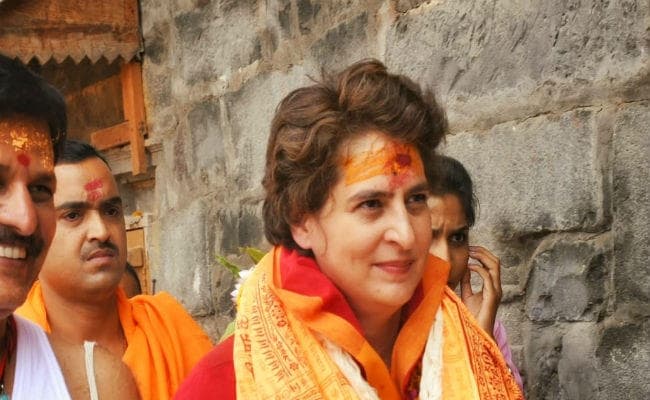 ...और जनता से मिलने के लिए बैरिकेड से कूद गईं कांग्रेस नेता प्रियंका गांधी, आप भी देखें वीडियो