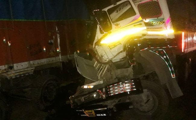 चौपारण के दनुआं घाटी में भीषण सड़क हादसा, ट्रेलर-ट्रक की टक्कर में चालक खलासी की मौत