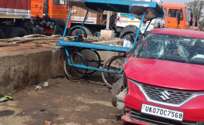 बरकट्ठा : विवाह समारोह से लौट रहे लोगों की कार दुर्घटनाग्रस्त, चार लोग गंभीर रूप से घायल