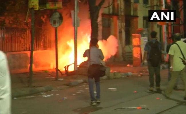 VIDEO : अमित शाह के रोड शो में भिड़े भाजपा व तृणमूल समर्थक, जमकर चली ईंट, बोतल, पुलिस की बैरिकेटिंग टूटी