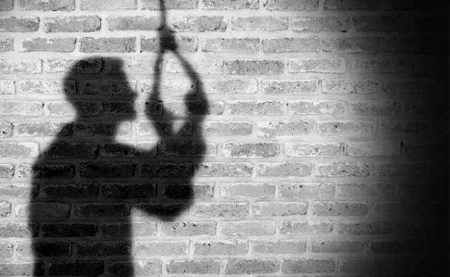 प्रेमिका से फोन पर बात करते हुए युवक ने लगायी फांसी