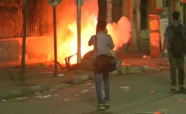 अमित शाह के रोड शो में हंगामा, रणक्षेत्र बना कॉलेज स्ट्रीट, तीन बाइक में लगायी आग