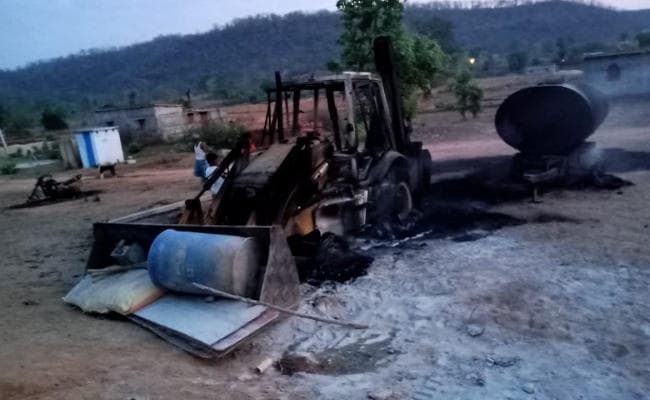 झारखंड-बिहार की सीमा पर नक्सलियों ने मचाया उत्पात, गाड़ियों में लगा दी आग