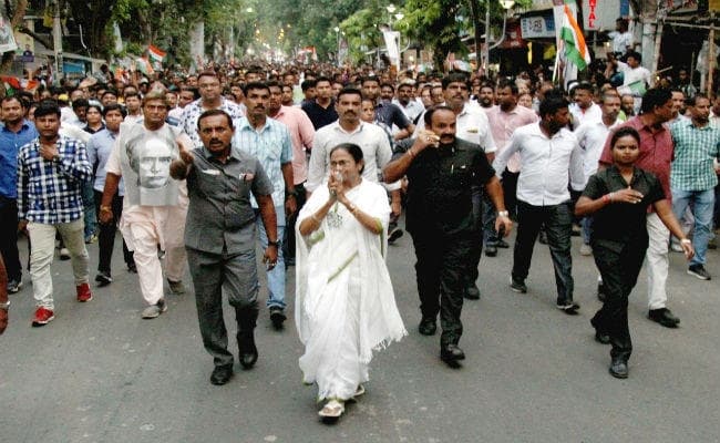 विद्यासागर की मूर्ति तोड़े जाने के विरोध में ममता ने की पदयात्रा,बोलीं - मोदी की धमकियों से डर नहीं